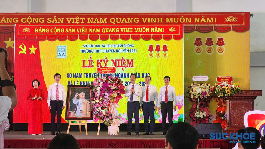 Ông Đỗ Mạnh Hiến - Phó Bí thư Thường trực Thành ủy Hải Phòng cùng lãnh đạo Sở Giáo dục dự Lễ khai giảng và tặng hoa cho Trường THPT chuyên Nguyễn Trãi