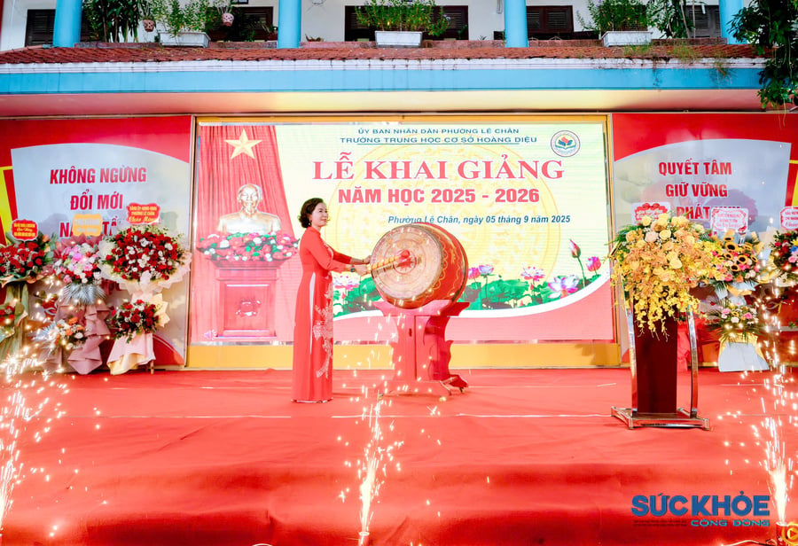 Nhà giáo Trần Thị Kim Xuyến - Hiệu trưởng Trường THCS Hoàng Diệu (Hải Phòng) đánh trống khai giảng năm học mới
