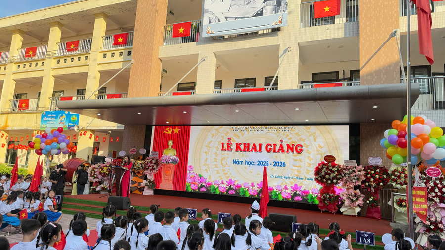 Thầy và trò trường tiểu học Nguyễn Trãi phấn khởi chào đón lễ khai giảng năm học 2025-2026