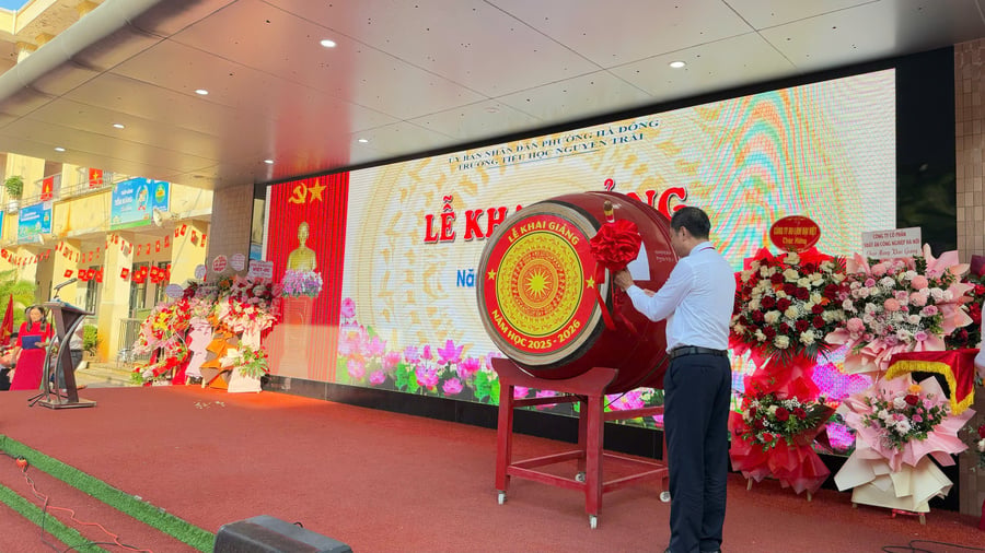 Công ty nước sạch Hà Đông trao lẵng hoa chúc mừng lễ khai giảng năm học mới trường tiểu học Nguyễn Trãi