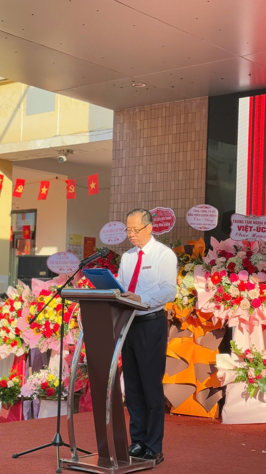 Thầy Lê Trung Tuấn - Hiệu trưởng trường tiểu học Nguyễn Trãi phát biểu tại lễ khai giảng