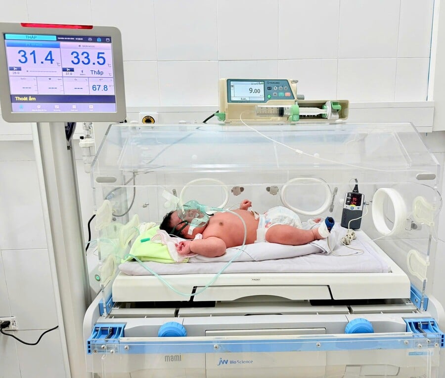Em bé sơ sinh nặng 6,2kg vừa ra đời tại Bệnh viện Đa khoa Khu vực Cẩm Phả (Quảng Ninh)