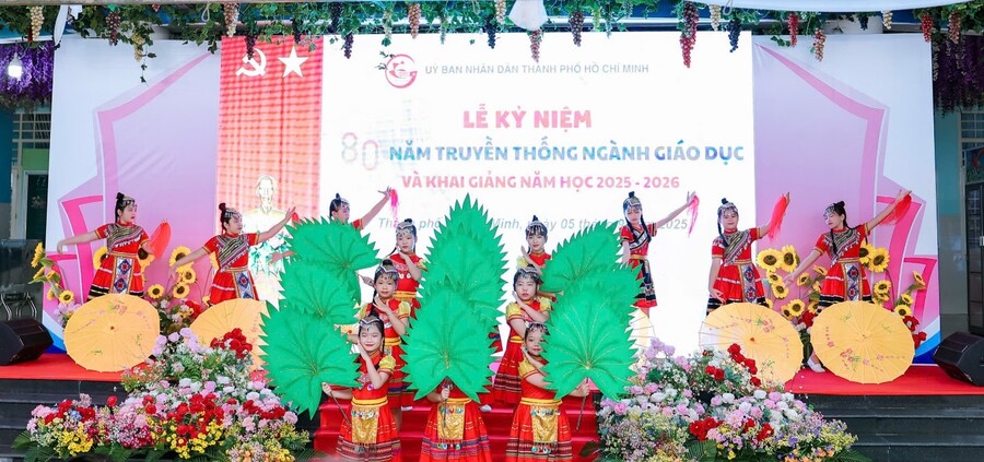 Tiết mục văn nghệ do các em học sinh trường  tiểu học Lương Thế Vinh biểu diển