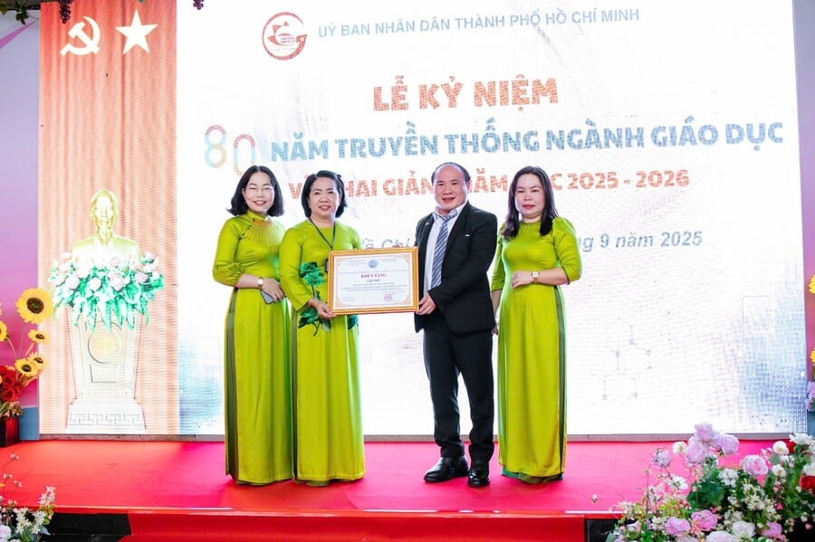 Ông Phạm Đình Vương -Trưởng Văn phòng Đại diện Trung ương Hội VACHE, kiêm Giám đốc Trung Tâm UNESCO Văn Hoá Thông Tin Truyền Thông trao bằng khen tặng tập thể trường tiểu học Lương Thế Vinh  