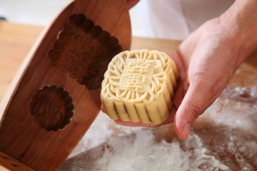 Tự làm bánh trung thu để kiểm soát khẩu phần (Ảnh minh họa)  
