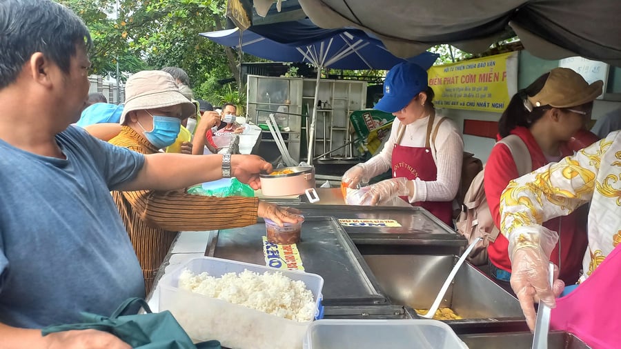 Những suất cơm chay được trao đến tận tay cho bệnh nhân có hoàn cảnh khó khăn.