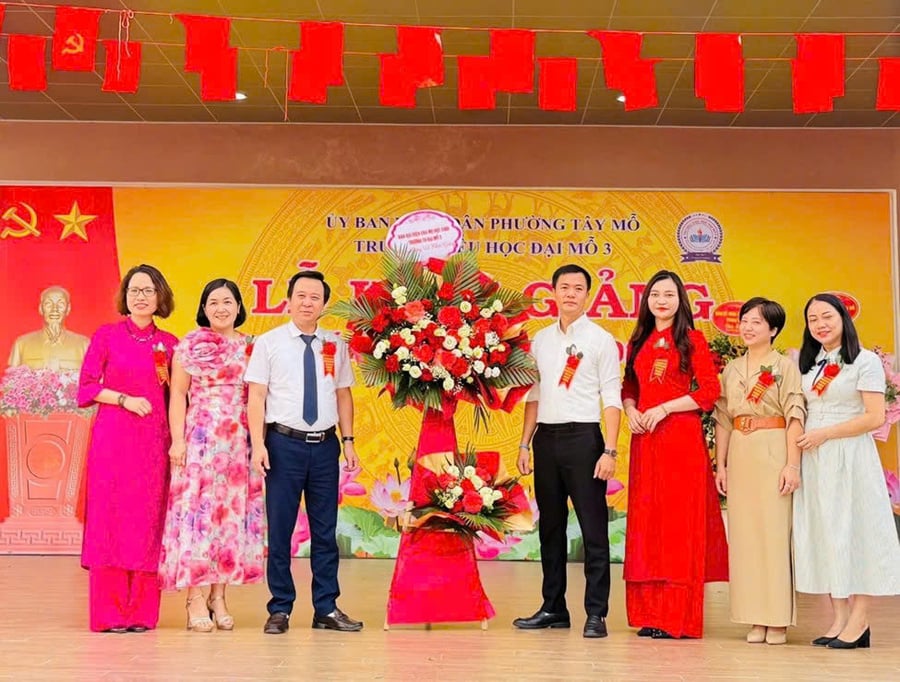 Thầy giáo Nguyễn Khắc Hợp – Bí thư chi bộ - Hiệu trưởng Trường tiểu học Đại Mỗ 3 chụp ảnh lưu niệm cùng các Thầy cô năm học 2025 – 2026