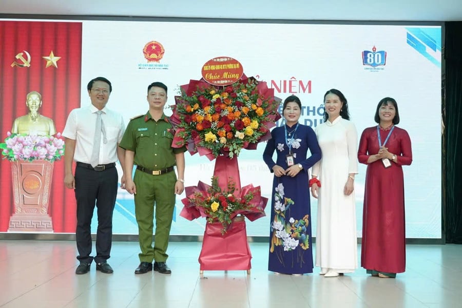 Ban lãnh đạo địa phương có lẵng hoa chúc mừng Trường THPT Trung Văn