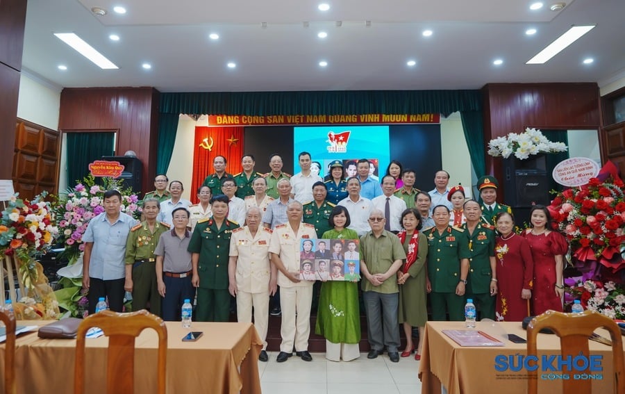 Các đại biểu chụp ảnh lưu niệm tại sự kiện