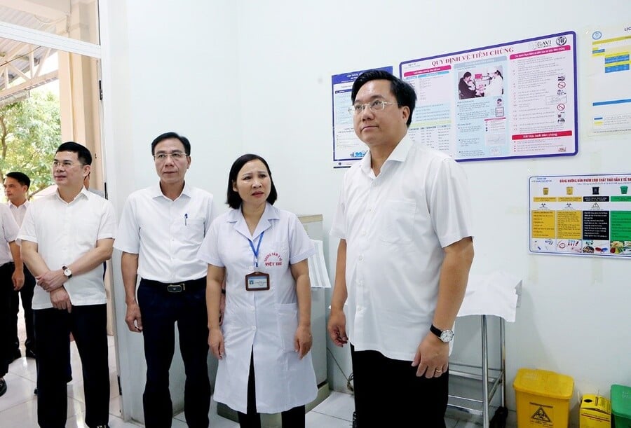 Chủ tịch UBND tỉnh Trần Duy Đông kiểm tra thực tế cơ sở vật chất Trạm Y tế Vân Phú, phường Vân Phú