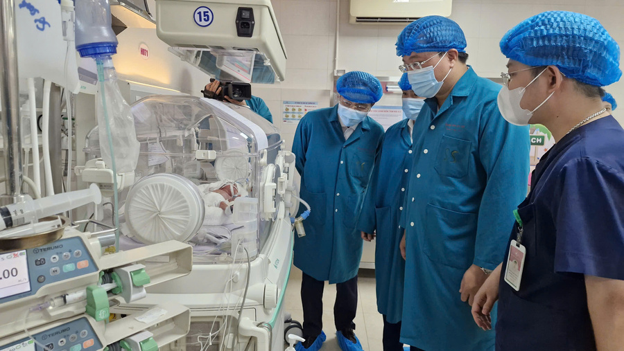 Chủ tịch UBND tỉnh Trần Duy Đông thăm cháu bé đang được chăm sóc tại Bệnh viện Sản Nhi 