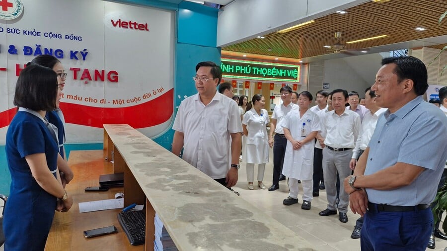 Chủ tịch UBND tỉnh Trần Duy Đông kiểm tra thực tế tại Bệnh viên Đa khoa tỉnh Phú Thọ