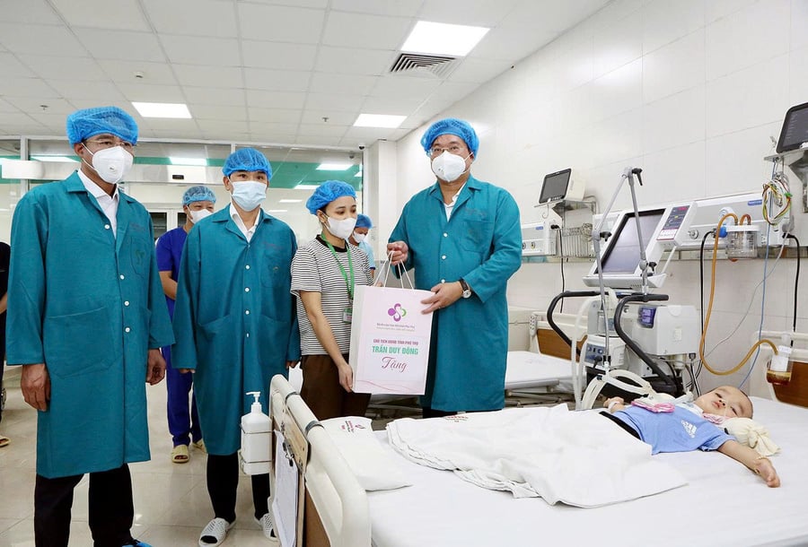 Chủ tịch UBND tỉnh Trần Duy Đông tặng quà các bệnh nhân đang điều trị tại Bệnh viện Sản nhi tỉnh Phú Thọ