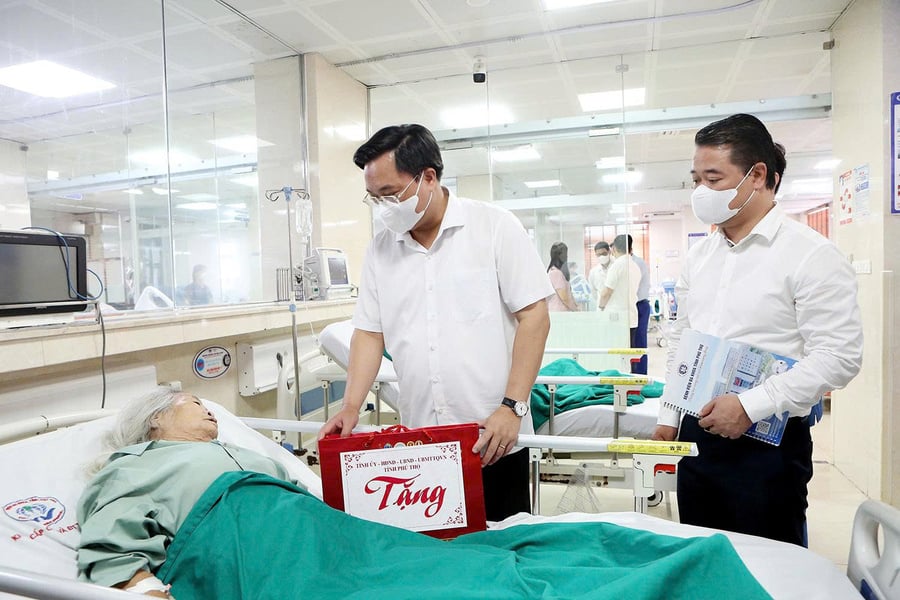 Chủ tịch UBND tỉnh Trần Duy Đông tặng quà các bệnh nhân đang điều trị tại Bệnh viện Đa khoa tỉnh Phú Thọ