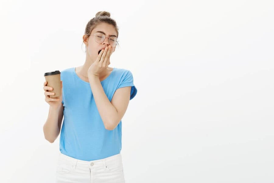 Thói quen uống cà phê thức khuya khiến giấc ngủ bị xáo trộn (Ảnh minh họa)     