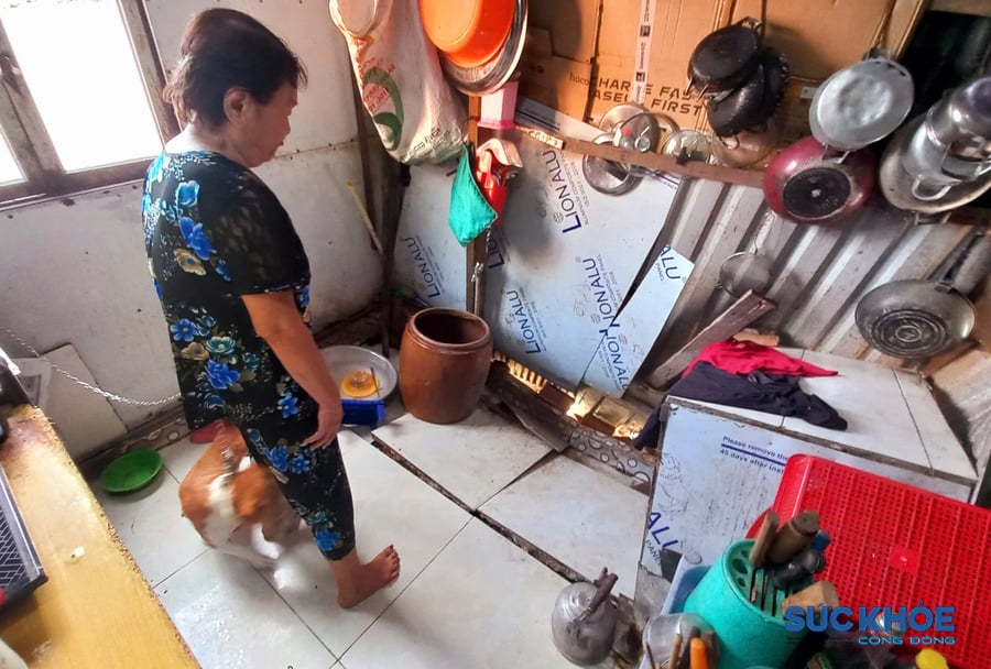 Góc nền ngôi nhà người dân đang bị lún dần xuống mặt nước