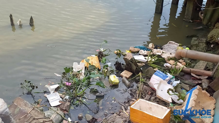 Rác thải dưới lòng kênh và mùi hôi thối bốc lên mỗi ngày như liều thuốc độc, từng ngày bào mòn sức khỏe những hộ gia đình sống ven kênh