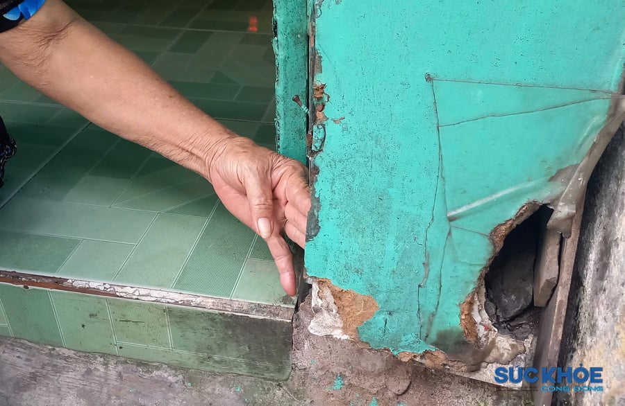 Ngôi nhà của người dân đang bị xuống cấp trầm trọng và có thể đổ sập bất cứ lúc nào