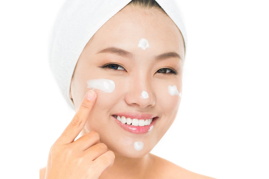 Dưỡng ẩm trước makeup giúp lớp nền tệp vào da hơn (Ảnh minh họa)
