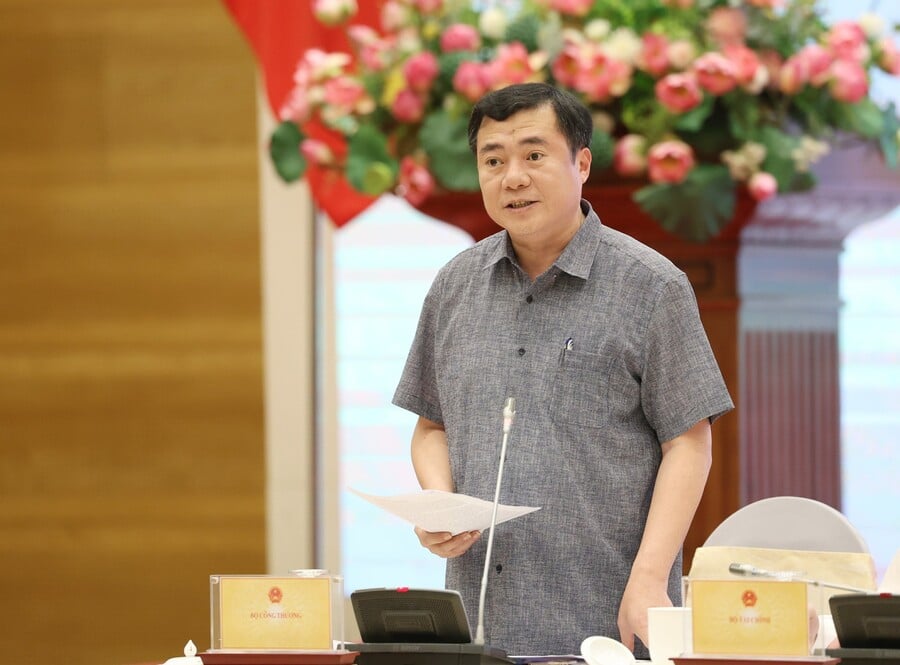 Thứ trưởng Bộ Công Thương Nguyễn Sinh Nhật Tân thông tin về tình hình xuất khẩu hàng hóa (Ảnh: VGP)