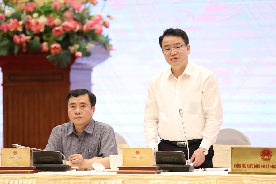 Thứ trưởng Bộ Tài chính Trần Quốc Phương trả lời câu hỏi của báo chí (Ảnh: VGP)