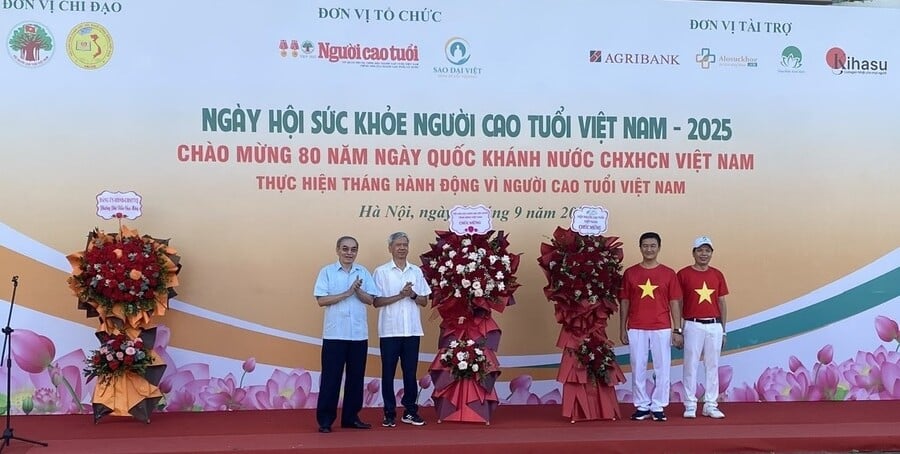 Lãnh đạo của 2 Hội tặng hoa chúc mừng “Ngày hội sức khỏe người cao tuổi Việt Nam – 2025” 