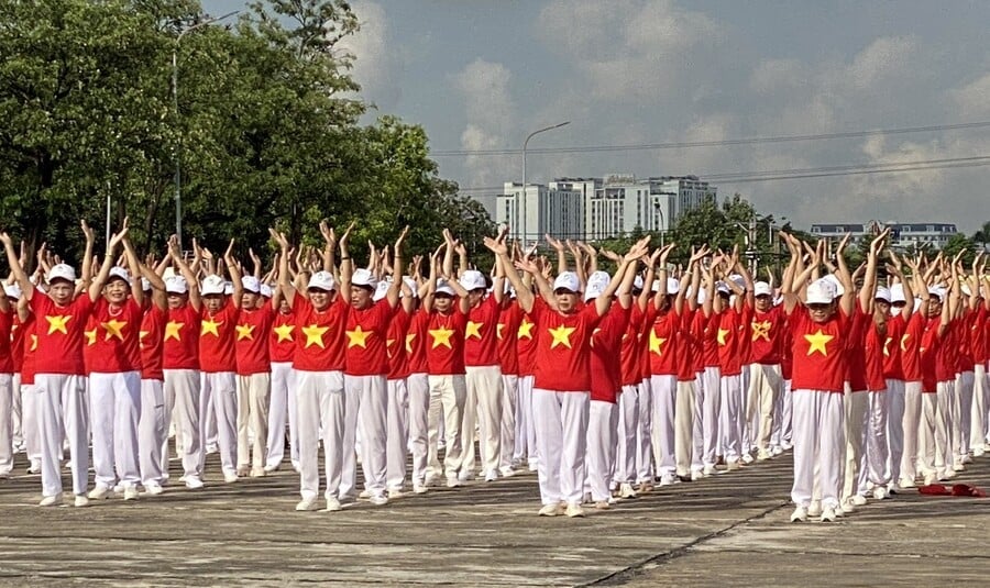 Các hội viên cùng đồng diễn các bài dưỡng sinh chào mừng “Ngày hội sức khỏe người cao tuổi Việt Nam – 2025”