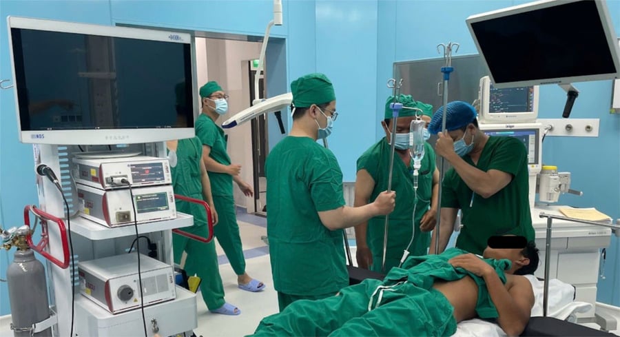 Ê-kíp bác sĩ liều thuật và gây mê của BV Bình Dân cùng các y, bác sĩ của Trung tâm y tế Quân dân Y Côn đảo chuẩn bị cho ca phẫu thuật nội soi đầu tiên tại Côn Đảo. Ảnh: Sở Y tế TP.Hồ Chí Minh