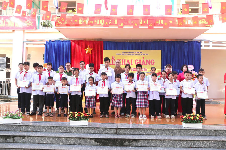 Ngày 5/9/2025, Đại đức Thích Minh Tông và tịnh xá Chơn Ngôn Tông cùng các mạnh thường quân đã tiến hành trao 30 suất quà cho các học sinh tiểu học, trung học cơ sở xã Liên Sơn - tỉnh Phú Thọ nhân dịp Lễ khai giảng năm học mới 2025 - 2026