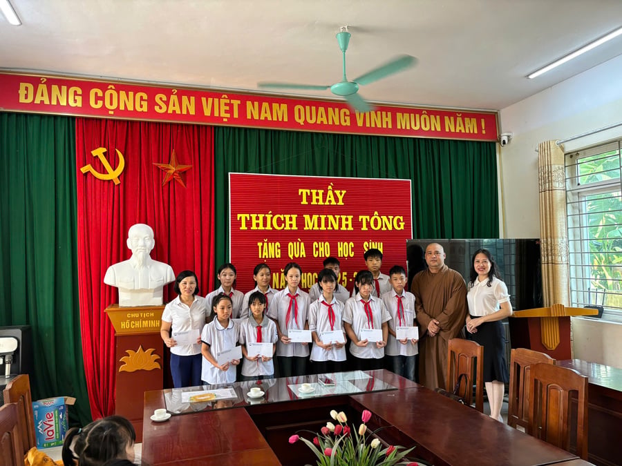 20 suất học bổng cũng được trao cho các em học sinh có hoàn cảnh khó khăn tại trường tiểu học và trung học cơ sở xã Cư Yên (nay là xã Liên Sơn, tỉnh Phú Thọ) trong ngày 8/9/2025