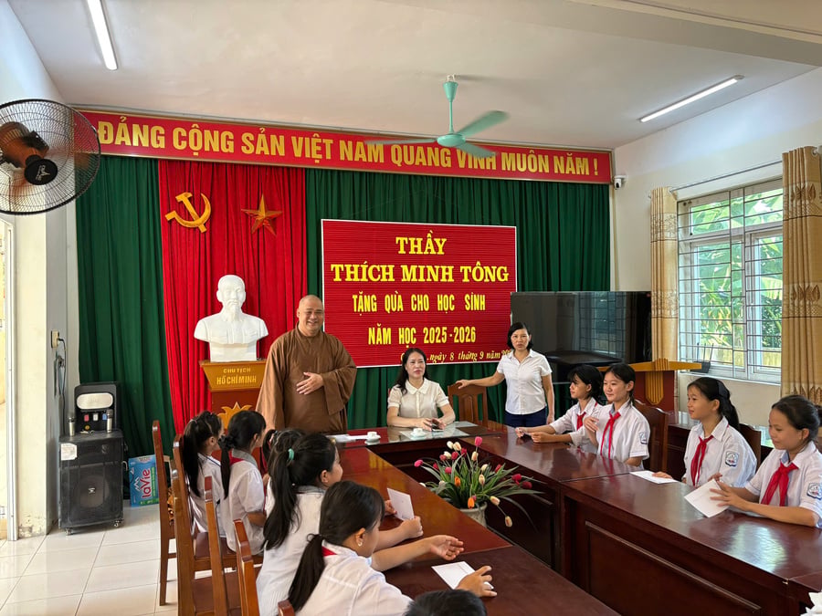 Đại đức Thích Minh Tông động viên, khích lệ các em học sinh hiếu học có hoàn cảnh khó khăn của trường tiểu học và trung học cơ sở xã Cư Yên cũ