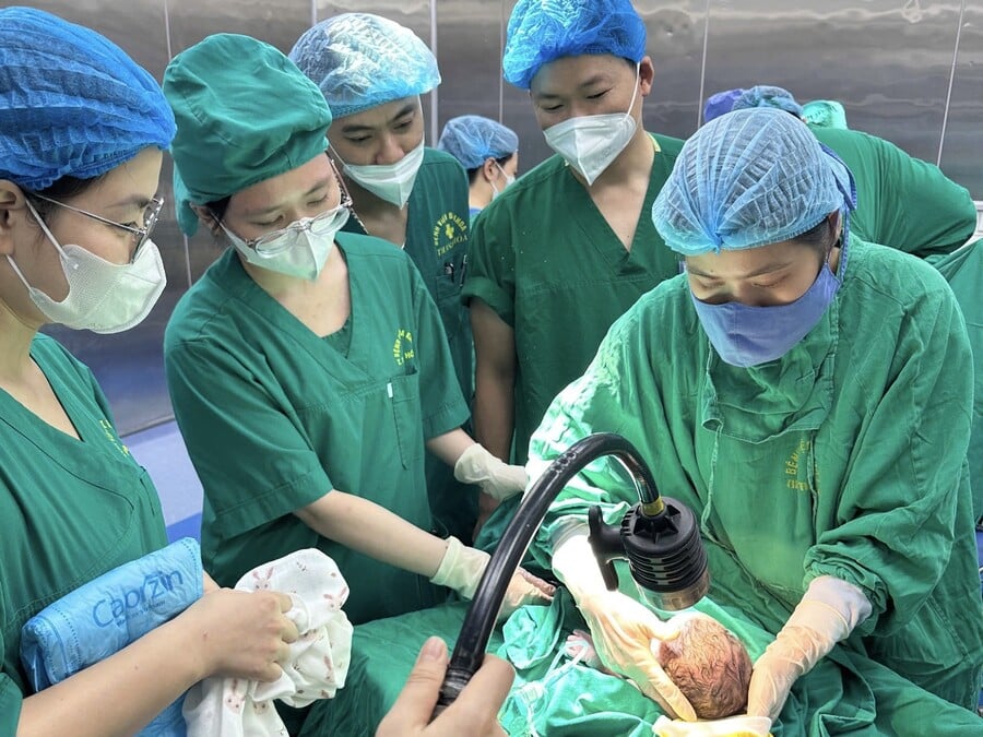 Sản phụ cùng con trai được cứu sống sau ca cấp cứu ngoạn mục