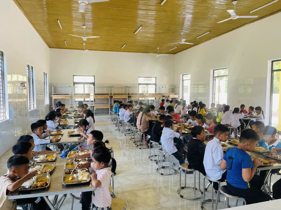 Bữa cơm bán trú của các em học sinh Trường PTDTBT TH Đồng Sơn