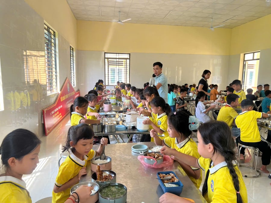 bữa ăn bán trú của học sinh Trường PTDTBT TH Thu Cúc 2