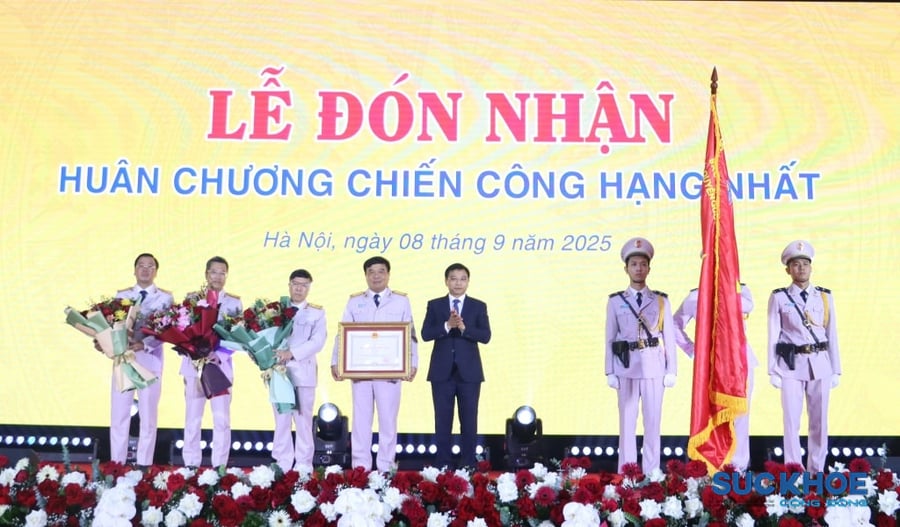 Thừa ủy quyền của Chủ tịch nước, Bộ trưởng Bộ Tài chính Nguyễn Văn Thắng trao Huân chương Chiến công hạng Nhất tặng Cục Hải quan