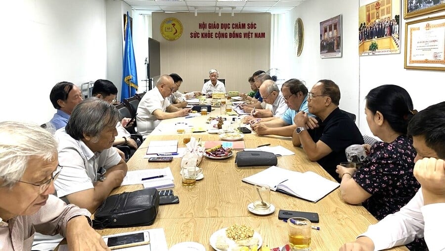 Các thành viên Ban Thường vụ tham dự cuộc họp