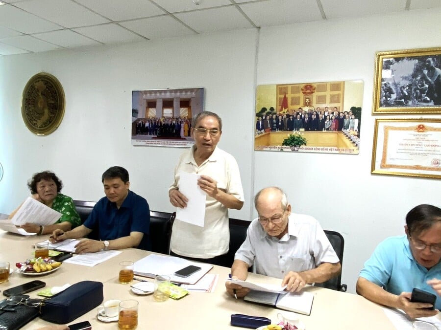 Ông Tạ Quang Vinh – Ủy viên thường vụ, Tổng Thư ký báo cáo kết quả hoạt động của Hội GDCSSKCĐ từ đầu năm đến nay.