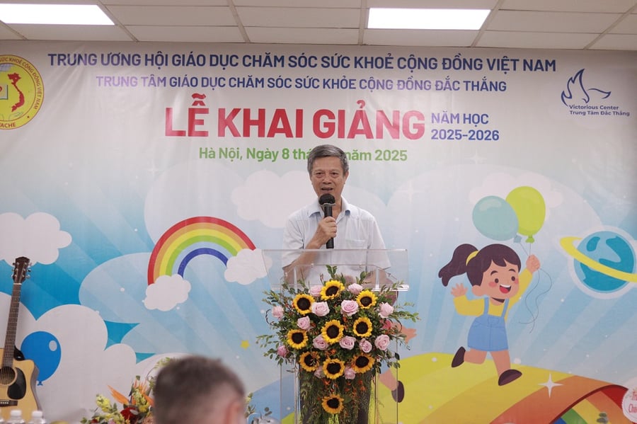 Ông Bùi Ngọc Minh, Ủy viên Thường vụ, Trưởng ban Tuyên truyền Trung ương Hội VACHE phát biểu tại buổi lễ khai giảng