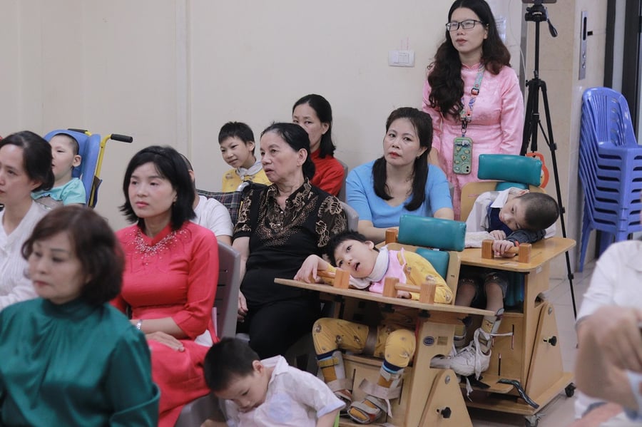 Việc chăm sóc, giáo dục các trẻ nhỏ bị khuyết tật vận động, bại não đòi hỏi sự kiên trì, chuyên môn lẫn tình yêu thương rất lớn từ cha mẹ và các thầy cô giáo