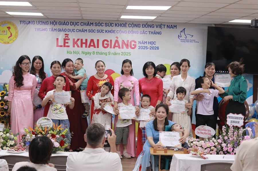 Các em nhỏ vui mừng nhận chứng nhận hoàn thành xuất sắc thử thách 