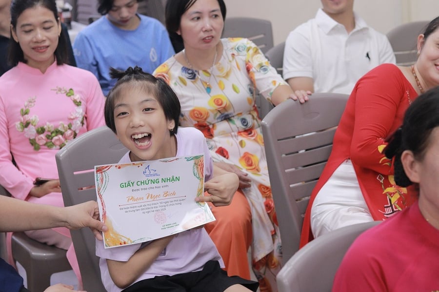 Em Phạm Ngọc Bích từ chỗ ngồi chưa vững lúc đến với trung tâm, đến khi bước được những bước chân đầu tiên và đến nay đã có thể phát âm, nhận biết được các mặt chữ, đó là một hành trình đầy kiên trì và nỗ lực của cả gia đình và các thầy cô giáo tại Trung tâm Đắc Thắng