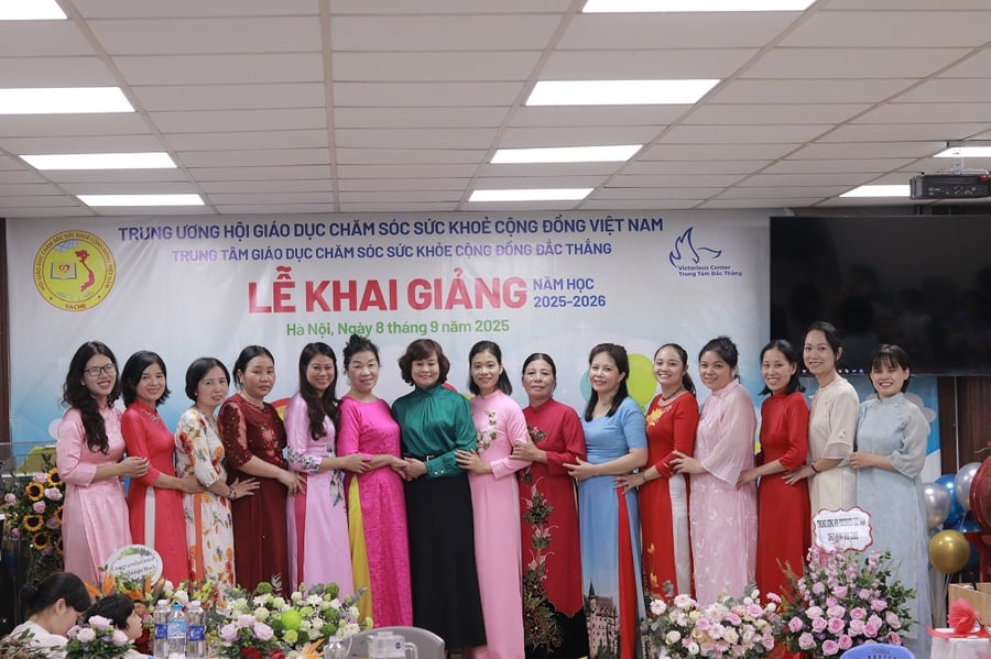 Các giáo viên và nhân viên Trung tâm Đắc Thắng nỗ lực và quyết tâm trong năm học mới