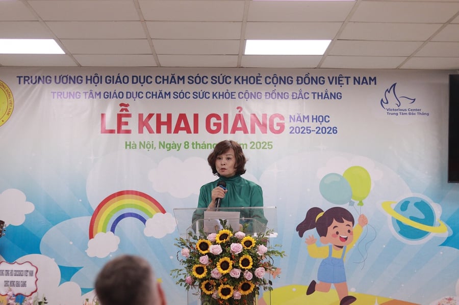 Bà Nguyễn Thị Hồng Thuý - Phó Giám đốc Trung tâm Đắc Thắng phát biểu tại lễ khai giảng