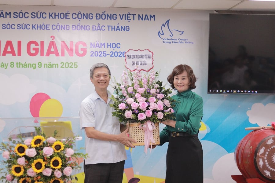 Ông Bùi Ngọc Minh, Ủy viên Thường vụ, Trưởng ban Tuyên truyền Trung ương Hội VACHE tặng hoa chúc mừng năm học mới cho Trung tâm Đắc Thắng