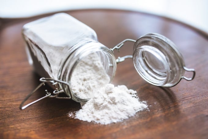 Baking soda có công dụng tẩy sạch vết bẩn (Ảnh minh họa)