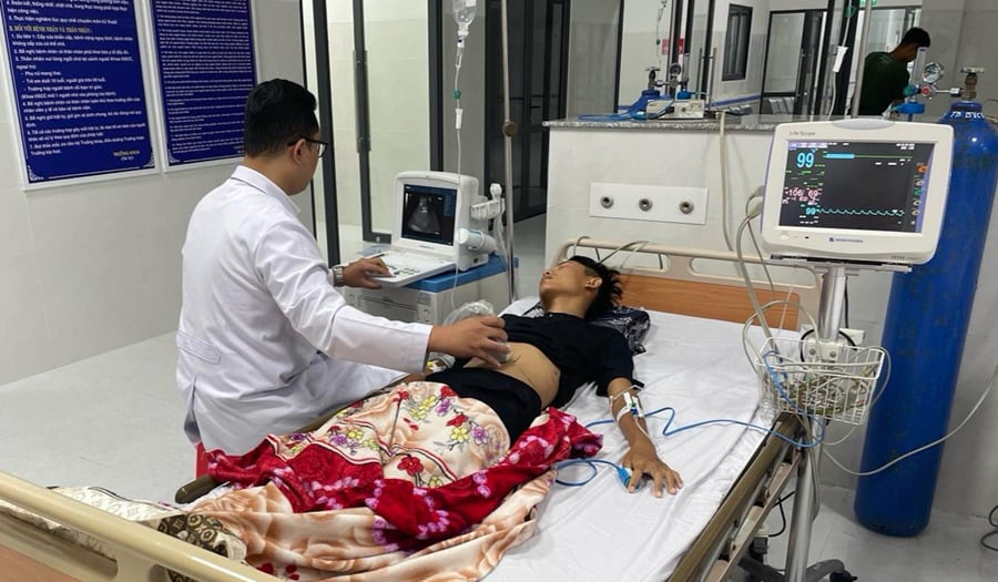 Bác sĩ đang thăm khám cho nam bệnh nhân. (Ảnh: Sở Y tế TP. Hồ Chí Minh)