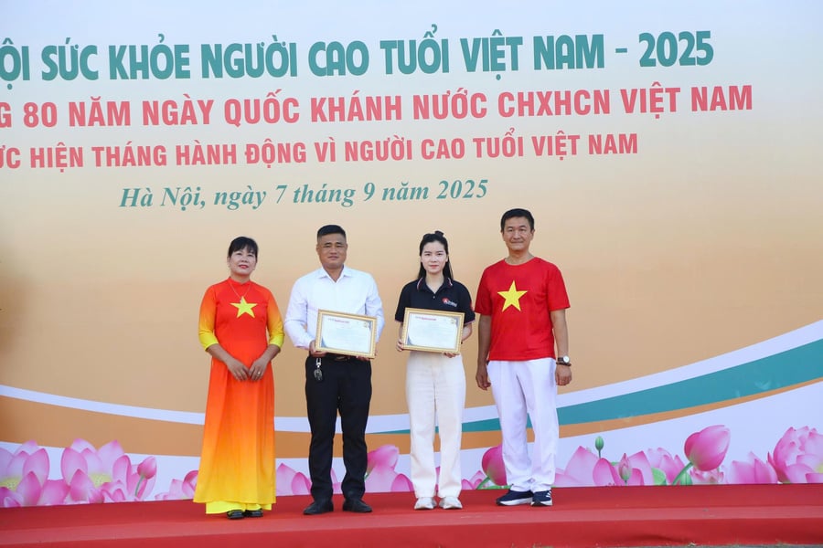 DS Trần Mạnh Đức – Chủ tịch HĐQT HBL Group nhận Bằng tri ân từ Ban Tổ chức Ngày hội Sức khỏe Người cao tuổi Việt Nam 2025