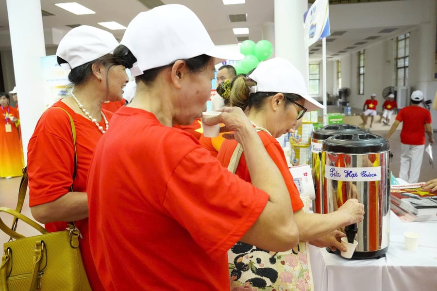 Người cao tuổi tham quan gian hàng và thưởng thức sữa dinh dưỡng Codoca miễn phí tại Ngày hội Sức khỏe Người cao tuổi Việt Nam 2025