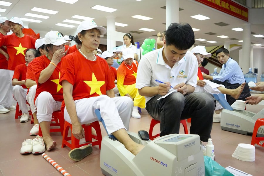 Người cao tuổi được cán bộ, nhân viên hệ thống Alosuckhoe.vn đo mật độ xương miễn phí trong khuôn khổ Ngày hội Sức khỏe Người cao tuổi Việt Nam 2025