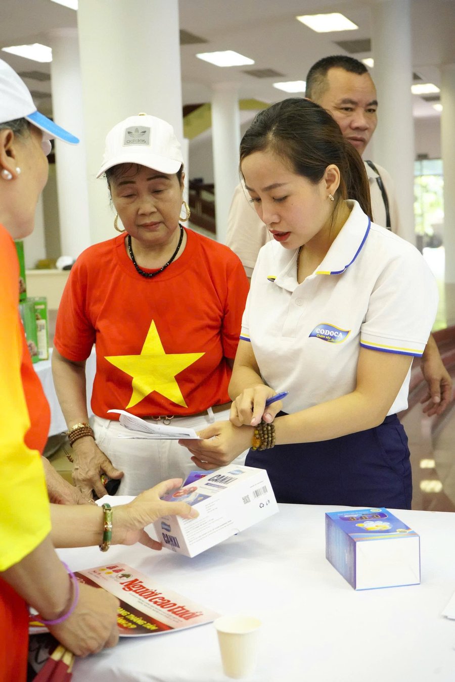 Cán bộ, nhân viên hệ thống Alosuckhoe.vn chia sẻ giải pháp chăm sóc sức khỏe chủ động cho người cao tuổi tại Ngày hội Sức khỏe Người cao tuổi Việt Nam 2025